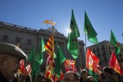 Protesta de funcionarios en noviembre del 2015 en la plaza de Sant Jaume de Barcelona-ALBERT BERTRAN