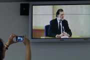 Imagen del monitor de la sala de prensa de la Audiencia Nacional de San Fernando de Henares del presidente del Gobierno.-/ EFE / CHEMA MOYA