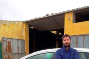 Borja Linage en una de las visitas que realiza a las explotaciones del Consorcio para recoger muestras-EL MUNDO
