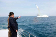 El líder norcoreano, Kim Jong-un, asiste al lanzamiento del misil submarino.-Foto: EFE