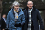 Theresa May y su marido llegan ayer a una iglesia cerca de High Wycombe.-EFE / WILL OLIVER