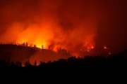 El incendio quema las montañas cerca de Oroville, California.-JUSTIN SULLIVAN (GETTY IMAGES AFP)