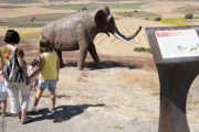 Monumento del elefante que se encuentra en Ambrona. / URSULA SIERRA-