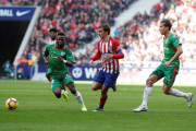 Griezmann (c) atisba un balón ante el Alavés.-EFE