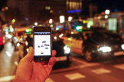 La aplicación Uber en funcionamiento-AFP / QUIQUE GARCÍA