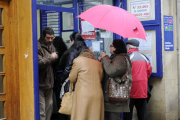 Clientes apurando ayer las últimas compras de décimos. / U. S. -