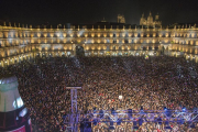 Miles de estudiantes y jóvenes de toda España se dan cita en la plaza mayor de Salamanca para despedir la nochevieja de los universitarios-Ical