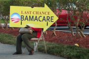 Logo de Obamacare en la puerta de una aseguradora, en Miami, el 10 de enero.-RHONA WISE