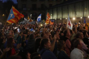 Simpatizantes de Junts pel Sí, este domingo, frente al Born Centre Cultural, donde la candidatura ha organizado el seguimiento de la noche electoral.-JULIO CARBÓ