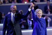 El presidente de Estados Unidos, Barack Obama, junto a la candidata a la presidencia de Estados Unidos por el Partido Demócrata, Hillary Clinton (d), ayer.-EFE/PETER FOLEY