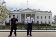 Miembros del servicio secreto vigilando la Casa Blanca durante el apagón.-Foto:   AP / SUSAN WALSH