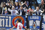 Aficionados del Espanyol celebran efusivamente un gol de Jurado.-EFE / JUAN HERRERO