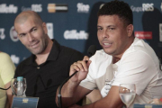 Ronaldo Nazario, junto a Zidane durante la presentación de un partido benéfico.-EFE / NECO VARELLA