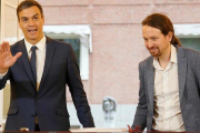 Pedro Sánchez y Pablo Iglesias, en octubre del 2018, en la firma del acuerdo de Presupuestos en la Moncloa.-JOSÉ LUIS ROCA