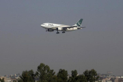 Un avión de pasajeros de la companía Pakistán International Airlines llega al aeropuerto doe Islamabad.-FAISAL MAHMOOD / REUTERS