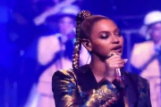 Beyoncé pide al público de su concierto en Nueva York que vaya a votar en las elecciones presidenciales.-EL PERIÓDICO