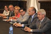Torres, Soria, Pérez, Alonso, De Pablo y Elvira en la sala de comisiones de la Diputación.-VALENTÍN GUISANDE
