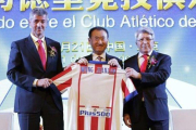 Gil Marín y Cerezo posan junto a Wang Jianlin, dueño del grupo Daiian Wanda.-AFP