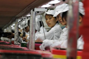 Trabajadoras en una cadena de montaje de una factoría de Foxconn en Longhua (sur de China).-BOBBY YIP / REUTERS