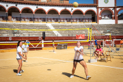 Primeros partidos del Torneo Voley-plaza, ayer. MARIO TEJEDOR