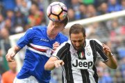 Higuaín pelea con Skriniar del Génova por un balón.-LUCA ZENNARO / EFE