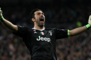 Buffon, de la Juventus, celebra el segundo gol de su equipo en el Santiago Bernabéu.-/ REUTERS / SUSANA VERA