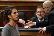 El diputado de Podemos Alberto Rodríguez pasa ante el presidente del Gobierno en funciones, Mariano Rajoy, antes de votar la elección del presidente del Congreso, durante la sesión constitutiva de la Cámara baja.-EFE / J.J. GUILLÉN