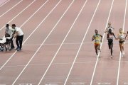 Los servicios médicos atienden a los atletas abatidos por el calor durante el Mundial que se celebró en Doha, en septiembre del 2019. /-AP