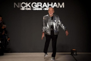Buzz Aldrin, en la pasarela de la New York Fashion Week.-