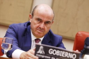 Luis de Guindos en la comision de Economía el pasado mes de julio.-AGUSTIN CATALAN