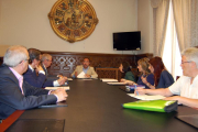 Rey junto con los responsables de las asociaciones ayer en Diputación-D.S.