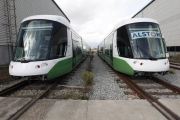 Dos trenes listos para funcionar en la planta de Alstom en Santa Perpètua de Mogoda.-ARCHIVO / JOSEP GARCÍA