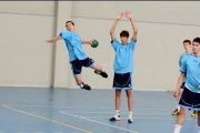 Varios jóvenes durante una de las concentraciones de balonmano. / VALENTÍN GUISANDE-