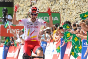 Jesús Herrada logra el triunfo en Arés del Maestrat, en la Vuelta 2019.-AFP / JOSÉ JORDAN