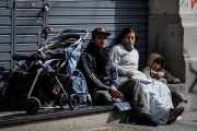 Una familia afectada por la crisis en una calla de Buenos Aire. / EFE / JUAN IGNACIO RONCORONI-EFE / JUAN IGNACIO RONCORONI