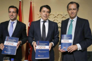 Enrique Ossorio (derecha), en una imagen de archivo, junto al entonces presidente de la Comunidad de Madrid, Ignacio González, y Salvador Victoria.-EFE / CARLOS IGLESIAS