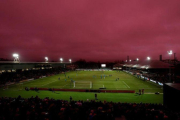 El cielo se vuelve lila durante un partido del Tottenham en Gales.-MATTHEW CHILDS