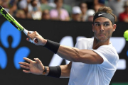 Rafa Nadal exhibió un gran golpe de derecha ante Mayer en Australia.-AP