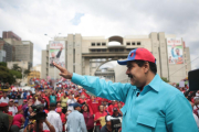 Nicolás Maduro, durante el mitin ante miles de seguidores, el sábado en Caracas.-EFE