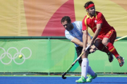 Pau Quemada salta ante el argentino Gilardi en el partido de cuartos de final.-EFE / ARMANDO BABANI