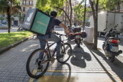 Un repartidor de Deliveroo en bici.-DANNY CAMINAL / FERRAN SENDRA