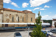 Una de las góndolas con un aspa de aerogenerador, atascada a la altura de la iglesia de San Pedro de Almenar.-HDS