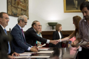 El consejero de Educación, Fernando Rey (I) y el director general de Banco Santander, José Antonio Villasante (D), asisten al acto de entrega de las Becas Internacionales que conceden la Universidad de Salamanca y el Banco Santander.-ICAL