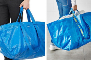 A la izquierda, un modelo con el bolso de Balenciaga. Al lado, la Frakta de Ikea.-BALENCIAGA / IKEA