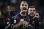 Ibrahimovic celebra su gol al Cagliari.-