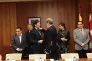 El presidente de Cecale, Santiago Aparicio, saluda a Carlos Fernández Carriedo, en la reunión de ayer ante los representantes de la Diputación.-L.A.T.