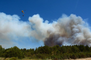 Tareas de extinción del incendio en el monte de Barcebalejo-A. M.