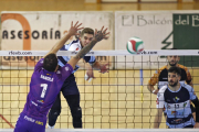 El celeste Villalba supera el bloqueo de Vanole, jugador del CVManacor, durante el partido disputado ayer en el pabellón de Los Pajaritos. MARIO TEJEDOR