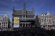 La famosa Grand Place de Bruselas, este jueves, llena de público en la solemne presentación de los equipos participantes en el Tour 2019.-AP / THIBAUT CAMUS