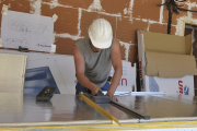 Un trabajador de la construcción en una obra.-VALENTÍN GUISANDE